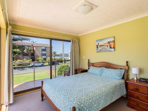 Champagne Court 1 With Water Views - Goulburn Accommodation 6