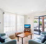 1 / 54 Parkes Airconditioned - Goulburn Accommodation