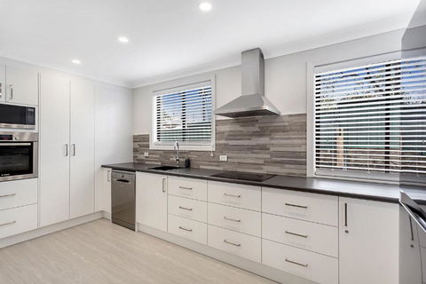 Sunset Beach House Soldiers Point Sleeps 9 - Goulburn Accommodation 4