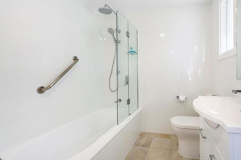 Sunset Beach House Soldiers Point Sleeps 9 - Goulburn Accommodation 1