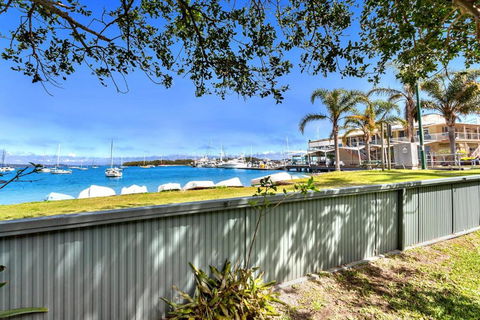 Sunset Beach House Soldiers Point Sleeps 9 - Goulburn Accommodation 3