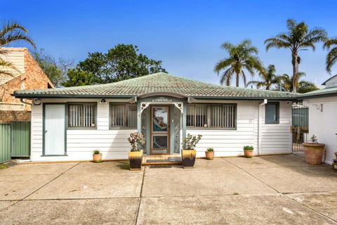 Sunset Beach House Soldiers Point Sleeps 9 - Goulburn Accommodation 5