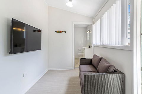 Sunset Beach House Soldiers Point Sleeps 9 - Goulburn Accommodation 6