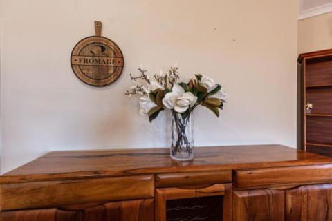 Maidstone Executive Residence - Goulburn Accommodation 4