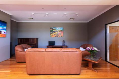 Maidstone Executive Residence - Goulburn Accommodation 5