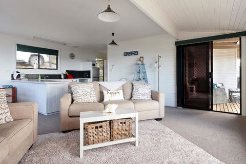 KINGFISHER COTTAGE Beachfront At The Binalong Bay - Goulburn Accommodation 6