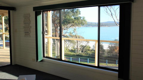 KINGFISHER COTTAGE Beachfront At The Binalong Bay - Goulburn Accommodation 5