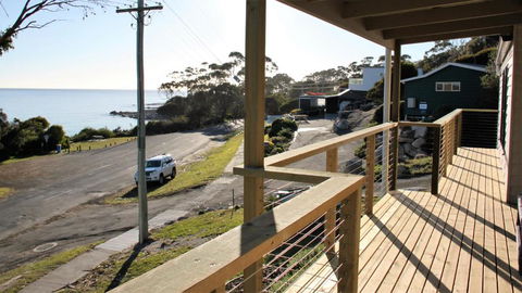 KINGFISHER COTTAGE Beachfront At The Binalong Bay - Goulburn Accommodation 4
