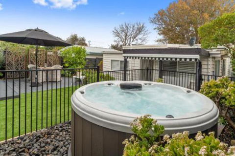 Amber Cottage Luxury Seaside Retreat With Outdoor Spa! - Goulburn Accommodation 4