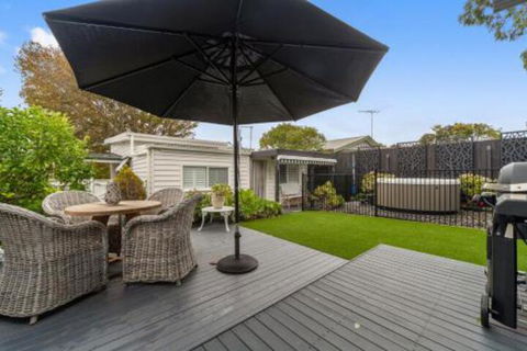 Amber Cottage Luxury Seaside Retreat With Outdoor Spa! - Goulburn Accommodation 0