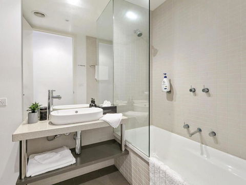 WATERFRONT THREE In The Heart Of Lorne - Goulburn Accommodation 3