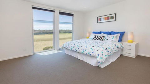 ST ANDREWS BEACH APARTMENT 4.02 - Goulburn Accommodation 3