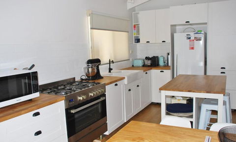 SHORE BEATS WORK INVERLOCH - Goulburn Accommodation 1