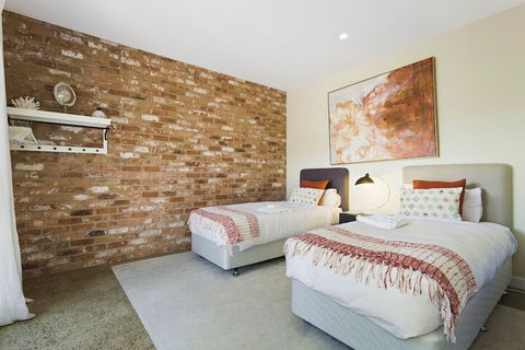 Embracing Evandale - Goulburn Accommodation 4