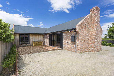Embracing Evandale - Goulburn Accommodation 1