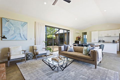 Embracing Evandale - Goulburn Accommodation 7