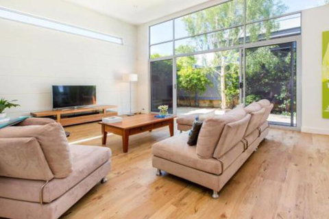 PALM COURT RETREAT MORNINGTON - Goulburn Accommodation 0