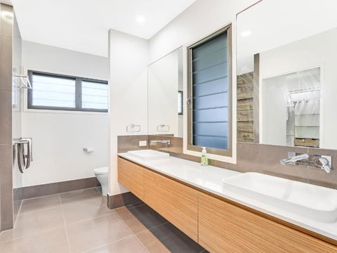 WATERFRONT HOME BORDERING MOOLOOLABA - Goulburn Accommodation 1