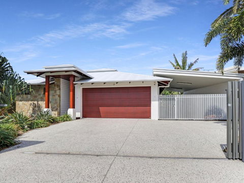 WATERFRONT HOME BORDERING MOOLOOLABA - Goulburn Accommodation 2