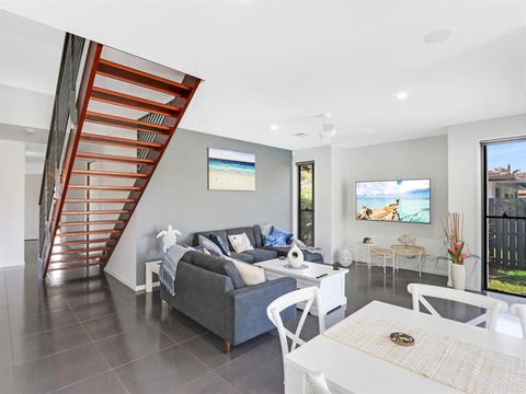 WATERFRONT HOME BORDERING MOOLOOLABA - Goulburn Accommodation 5