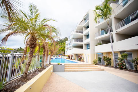 Spacious Tropical Sanctuary Ocean Views - Goulburn Accommodation 4