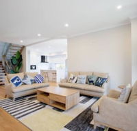 Lux Style 4BR Townhouseashwood - Goulburn Accommodation