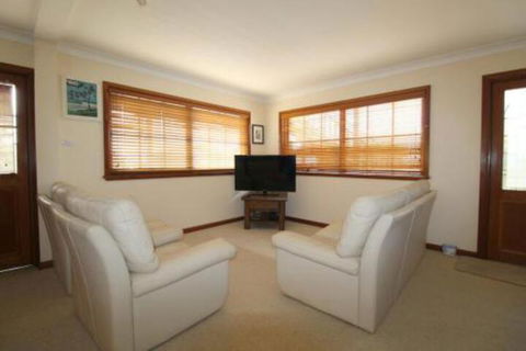 Amzaz 15 Korogora Street - Goulburn Accommodation 5