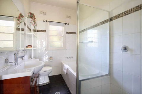 Rodova Cottage - Goulburn Accommodation 5
