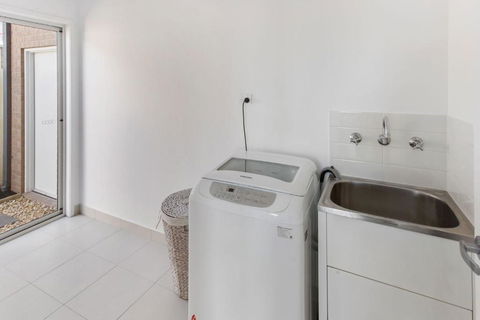 Captains Hideaway Jetty Berth & Pet Friendly - Goulburn Accommodation 5