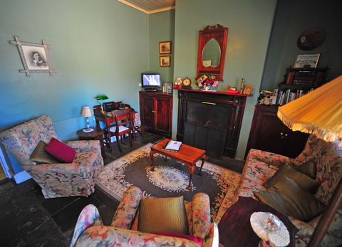 Emma Tiver Heritage Cottage - Goulburn Accommodation 3