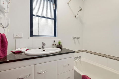 Aruba Apartments - Goulburn Accommodation 4