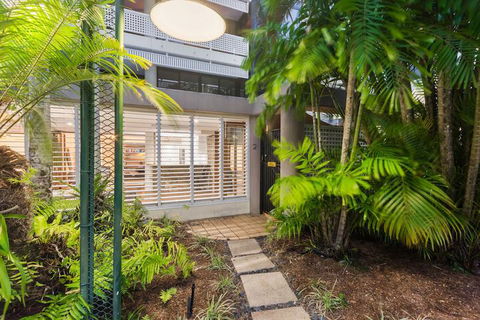 Luxury PoolSide Apartment In Beachfront - Goulburn Accommodation 1