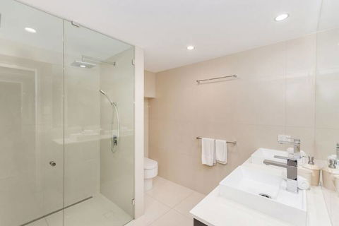 Luxury PoolSide Apartment In Beachfront - Goulburn Accommodation 7
