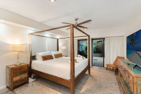 Luxury PoolSide Apartment In Beachfront - Goulburn Accommodation 6