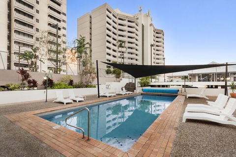 Luxury PoolSide Apartment In Beachfront - Goulburn Accommodation 4