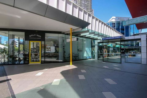 Spacious 3 Bedroom Apartment On The 39th Floor With Pool - Goulburn Accommodation 1