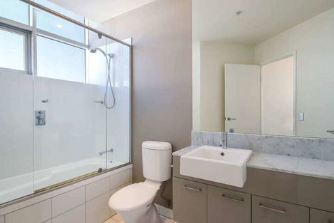 Spacious 3 Bedroom Apartment On The 39th Floor With Pool - Goulburn Accommodation 2