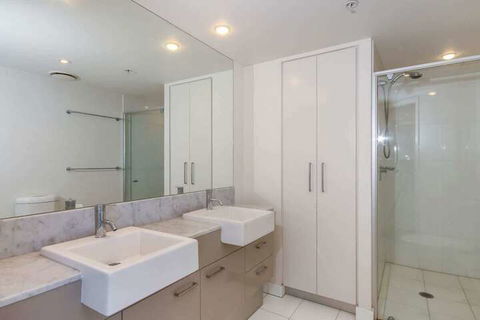 Spacious 3 Bedroom Apartment On The 39th Floor With Pool - Goulburn Accommodation 7