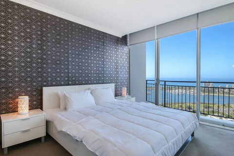 Spacious 3 Bedroom Apartment On The 39th Floor With Pool - Goulburn Accommodation 5