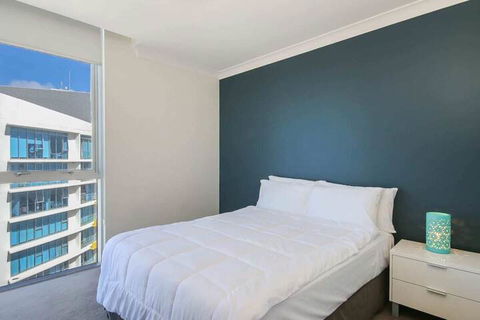 Spacious 3 Bedroom Apartment On The 39th Floor With Pool - Goulburn Accommodation 3