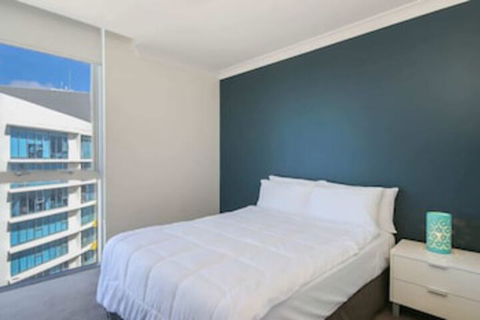 Spacious 3 Bedroom Apartment On The 39th Floor With Pool - Goulburn Accommodation 0