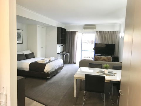 Adelaide Dresscircle Apartments - Archer Street - Goulburn Accommodation 5