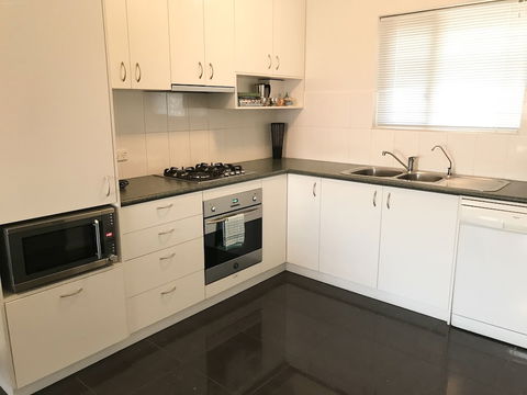 Adelaide Dresscircle Apartments - Archer Street - Goulburn Accommodation 6