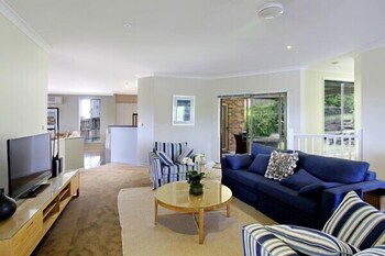 Away On Massinger Street - Goulburn Accommodation 3