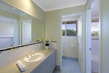 Away On Massinger Street - Goulburn Accommodation 4