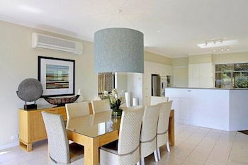 Away On Massinger Street - Goulburn Accommodation 5