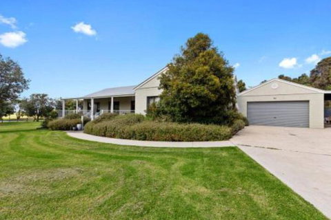 MERMAIDS On MARENGO Large Home With Wifi - Goulburn Accommodation 3