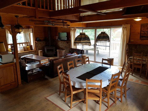 Alpine Stag Lodge House - Goulburn Accommodation 3
