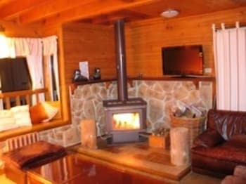 Alpine Stag Lodge House - Goulburn Accommodation 0