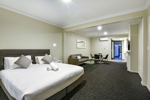 Aloha Central Premium Studios - Goulburn Accommodation 5
